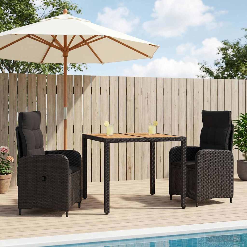 Außenmöbelset mit zwei Korbstühlen, einem quadratischen Tisch und einem großen weißen Schirm neben einem Pool auf einem Holzsteg.