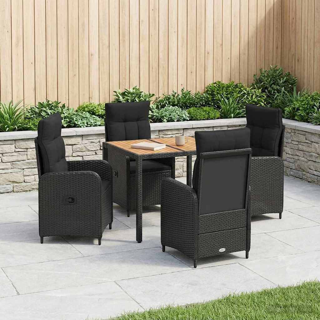 Gartenmöbel-Set im Freien mit vier schwarzen Rattanstühlen um einen quadratischen Tisch auf einer gepflasterten Terrasse, mit Holzzaun und Gartenbegrenzung dahinter.