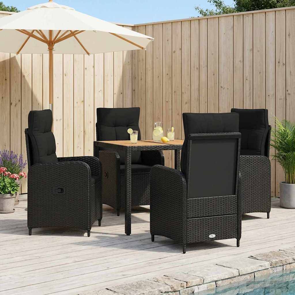 Essbereich auf der Terrasse mit vier schwarzen Rattanstühlen um einen quadratischen Tisch unter einem weißen Schirm, neben einem Holzzaun.