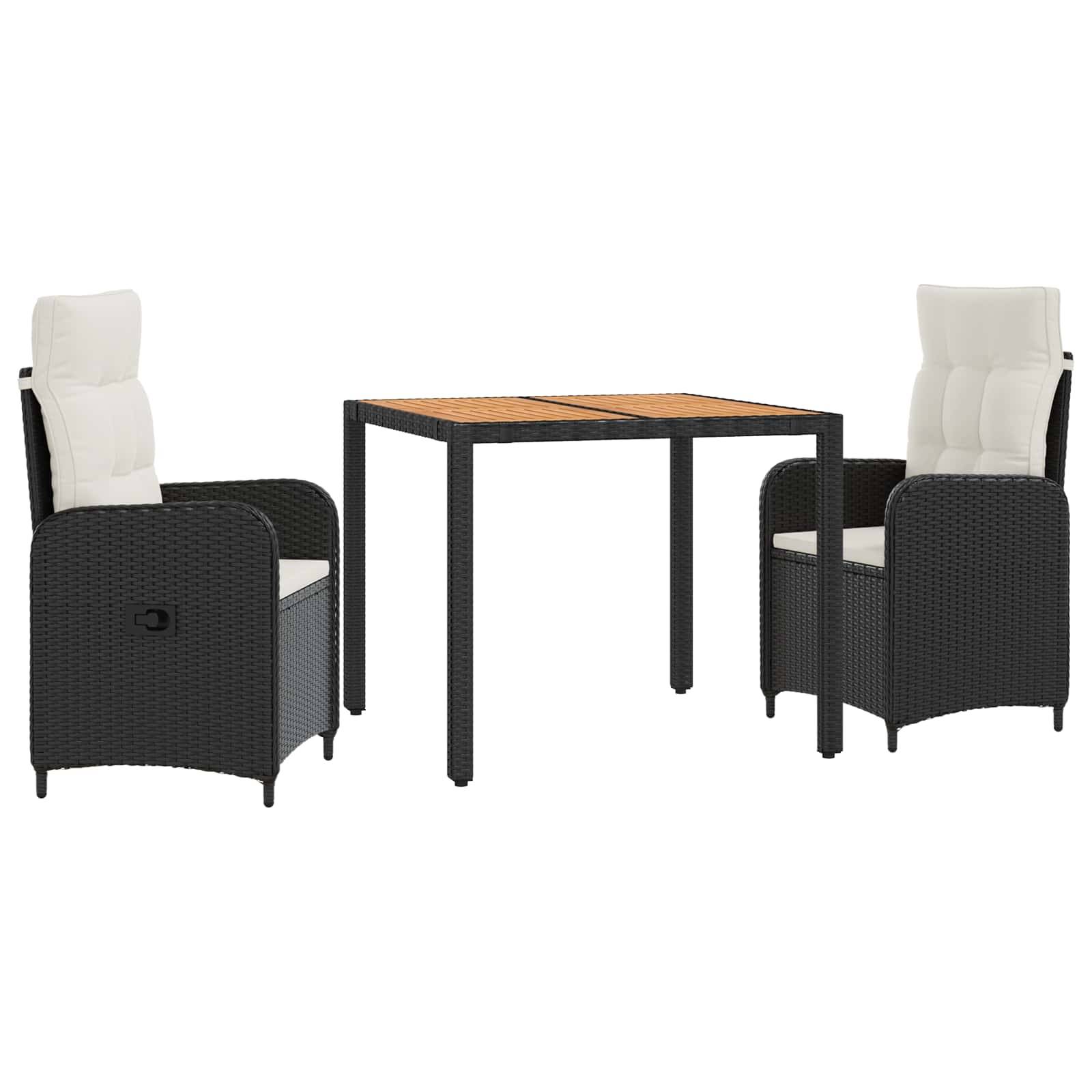 Terrassenmöbel-Set mit zwei schwarzen Korbsesseln und einem quadratischen Tisch mit holzoptik Tischplatte und weißen Kissen auf weißem Hintergrund.