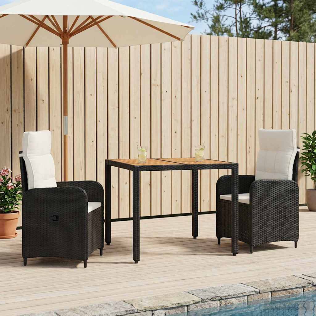 Außenbereich einer Terrasse mit zwei gepolsterten Rattanstühlen, einem Tisch und einem Sonnenschirm neben einem Pool und einem Holzzaun.