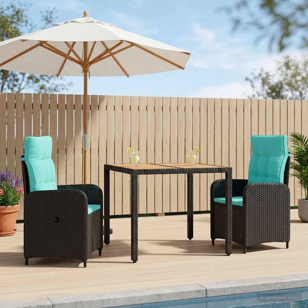 Gartenmöbelset im Freien mit zwei Korbstühlen, kleinem Tisch und Sonnenschirm auf einer Holzterrasse neben einem Zaun
