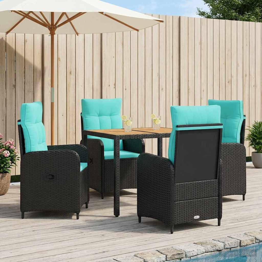 Gartenset für die Terrasse mit vier schwarzen Rattanstühlen, türkisfarbenen Kissen und einem quadratischen Tisch unter einem großen Sonnenschirm neben einem Swimmingpool.