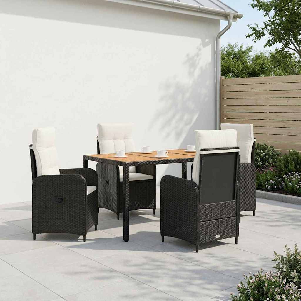 Gartenmöbel-Essgarnitur im Freien mit vier gepolsterten Stühlen um einen quadratischen Tisch auf einer Betonterrasse neben einer weißen Wand und einem Holzzaun.