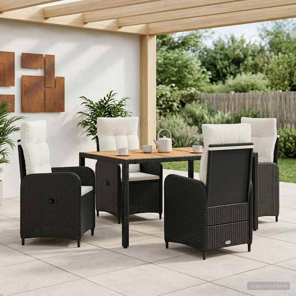 Gartengarnitur für die Terrasse mit vier Korbstühlen um einen quadratischen Tisch unter einer Pergola, in einem Hinterhofgarten.