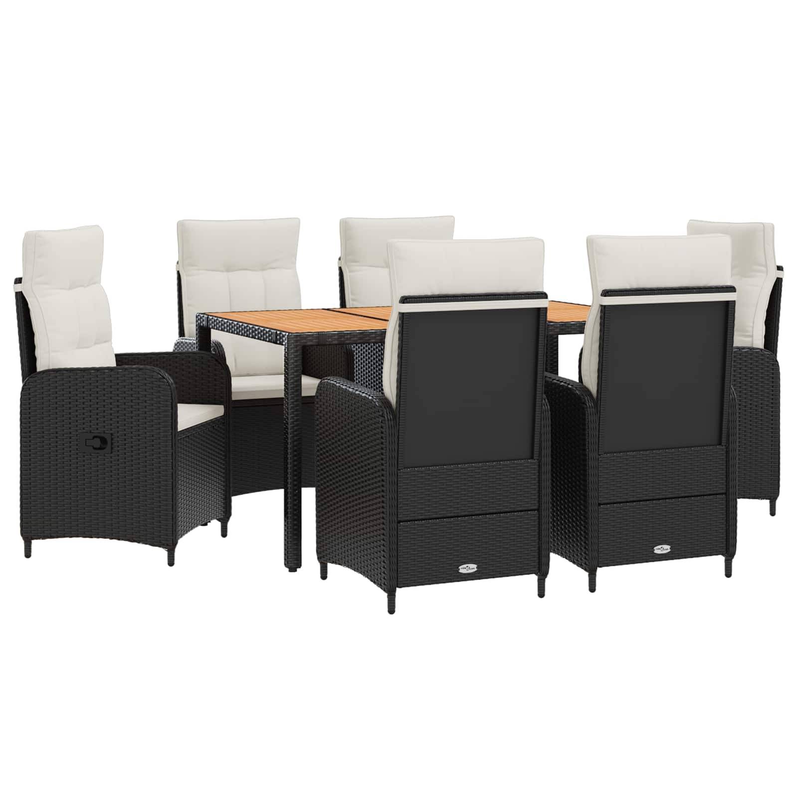 Sechsteiliges Outdoor-Esszimmer-Set mit schwarzen Rattanstühlen, weißen Kissen und einem rechteckigen Tisch mit holzähnlicher Oberflächche.