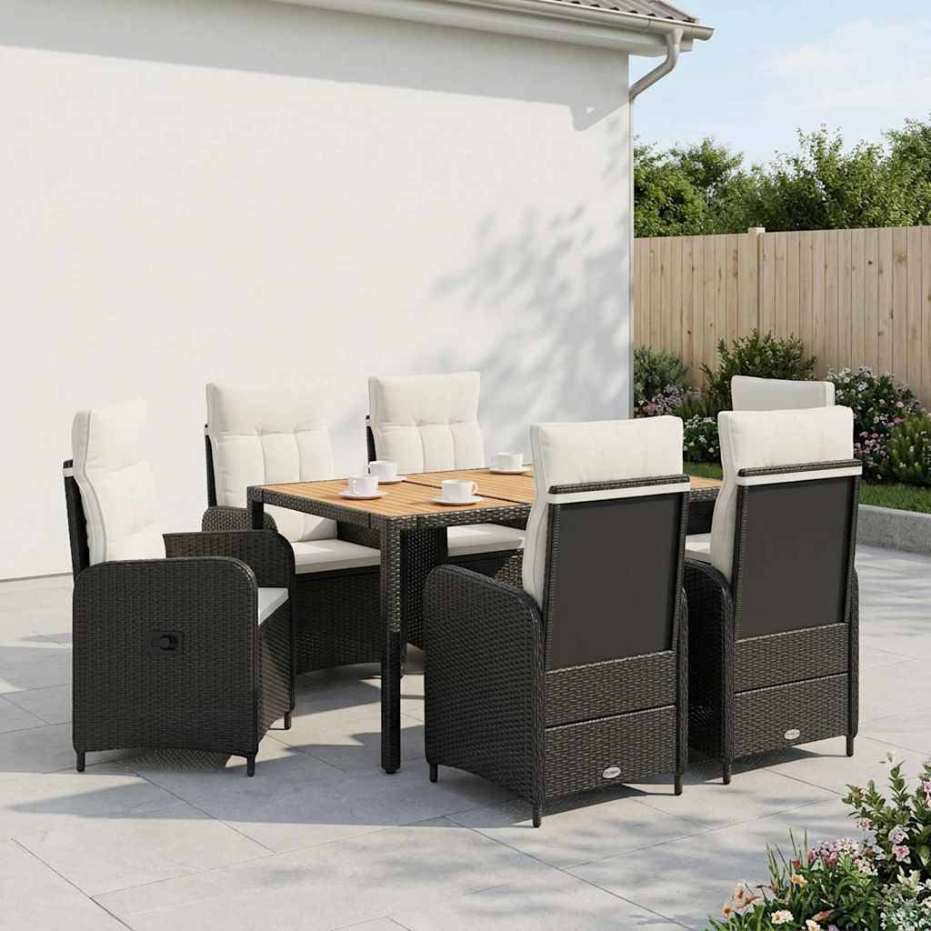 Outdoor-Terrassenesstisch mit sechs gepolsterten Rattanstühlen rund um einen quadratischen Tisch, aufgestellt auf einer gepflasterten Terrasse neben einer weißen Mauer und einem Gartenzaun.