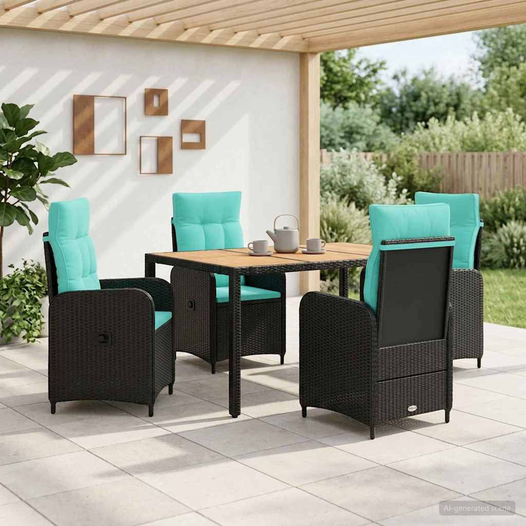 Gartenbereich zum Dinieren mit vier schwarzen Rattanstühlen und türkisfarbenen Kissen um einen Tisch mit Holzoptik unter einer Pergola, mit Gartenhintergrund.