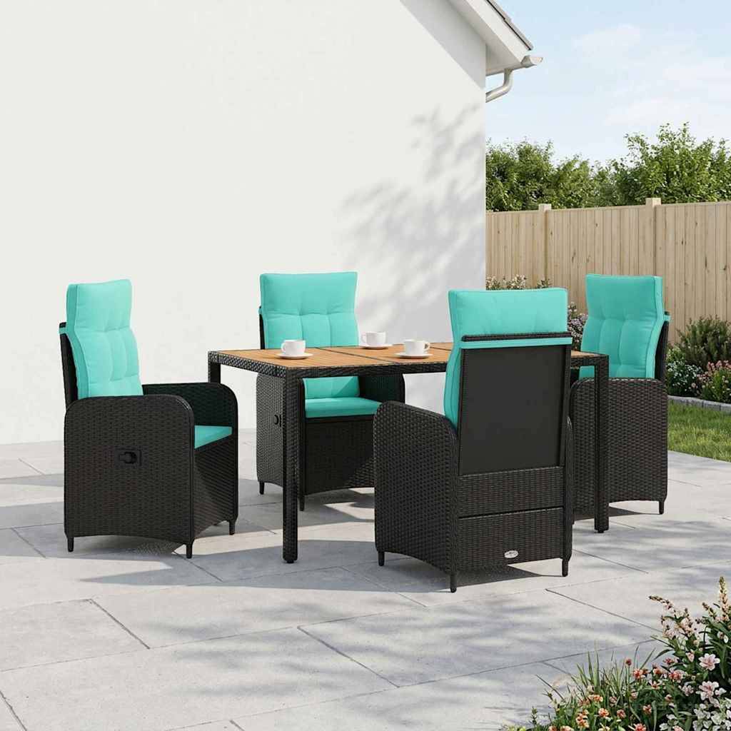 Esszimmer im Freien mit vier Rattanstühlen mit blaugrünen Kissen um einen quadratischen Tisch auf einer gepflasterten Terrasse neben einem Haus und einem Zaun.