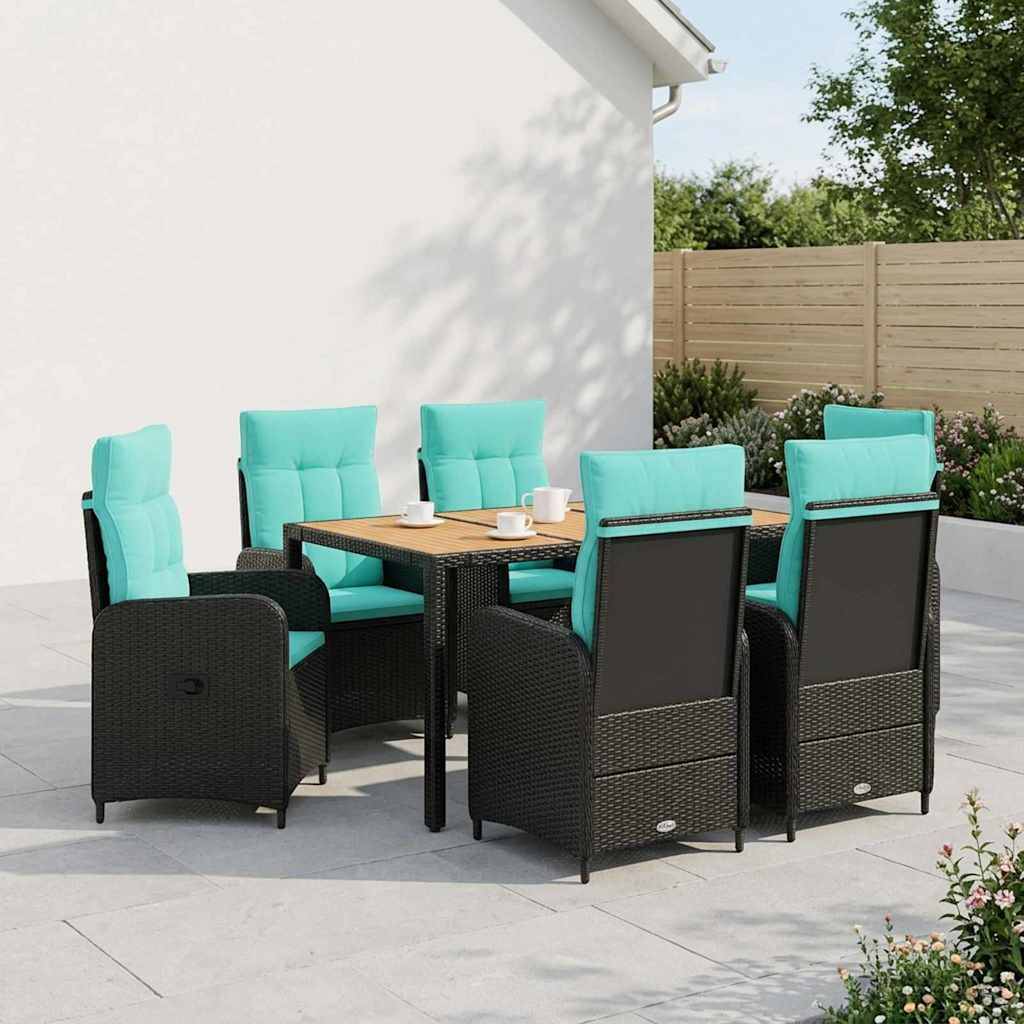 Outdoor-Essbereich auf der Terrasse mit sechs schwarzen Rattanstühlen und türkisfarbenen Kissen um einen quadratischen Tisch mit Tassen, neben einer weißen Wand und einem Gartenzaun.