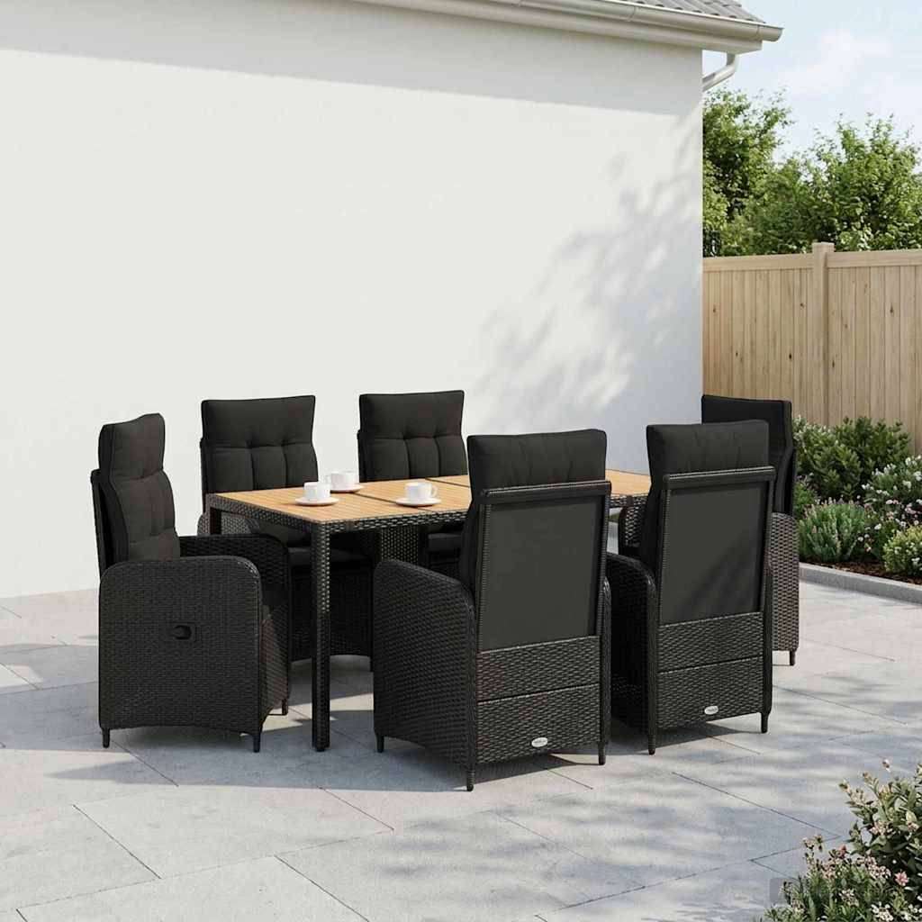 Esszimmer-Set für die Terrasse mit sechs schwarzen Rattanstühlen um einen quadratischen Holztisch neben einer weißen Wand und eingezäuntem Garten.