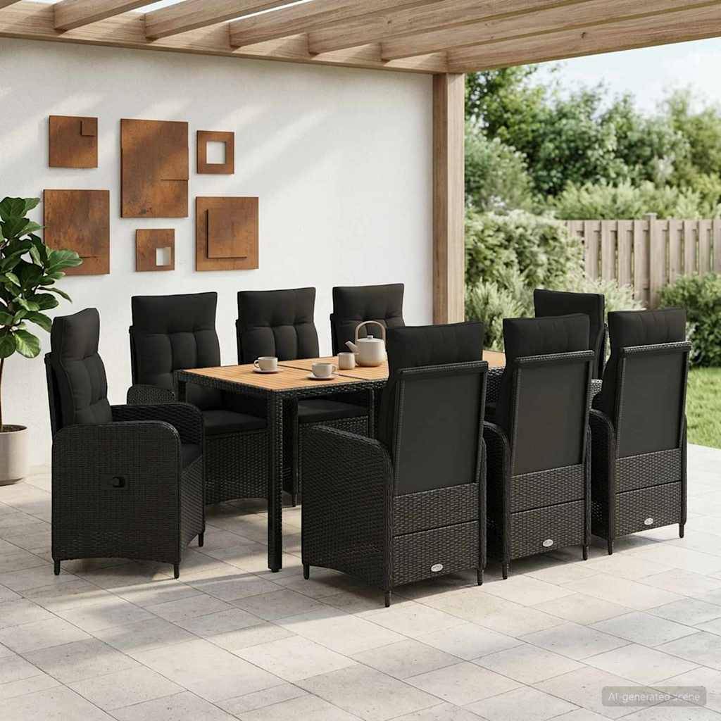 Outdoor-Essbereich aus Korbmöbeln mit acht schwarzen Korbstühlen um einen quadratischen Tisch unter einer überdachten Terrasse, mit Wanddekoration und Gartenaussicht.