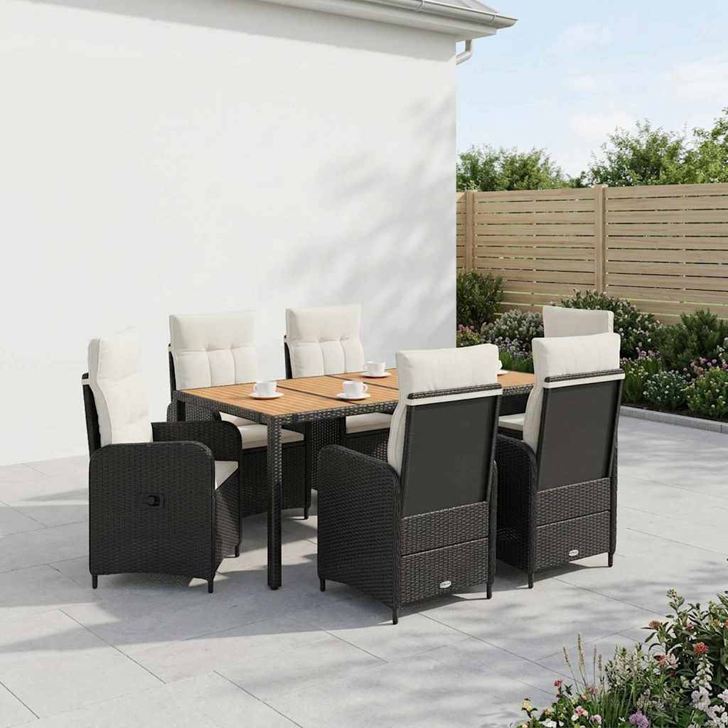 Outdoor-Essbereich mit sechs gepolsterten Stühlen um einen rechteckigen Tisch auf einer gefliesten Terrasse neben einer weißen Wand und einem Gartenzaun.