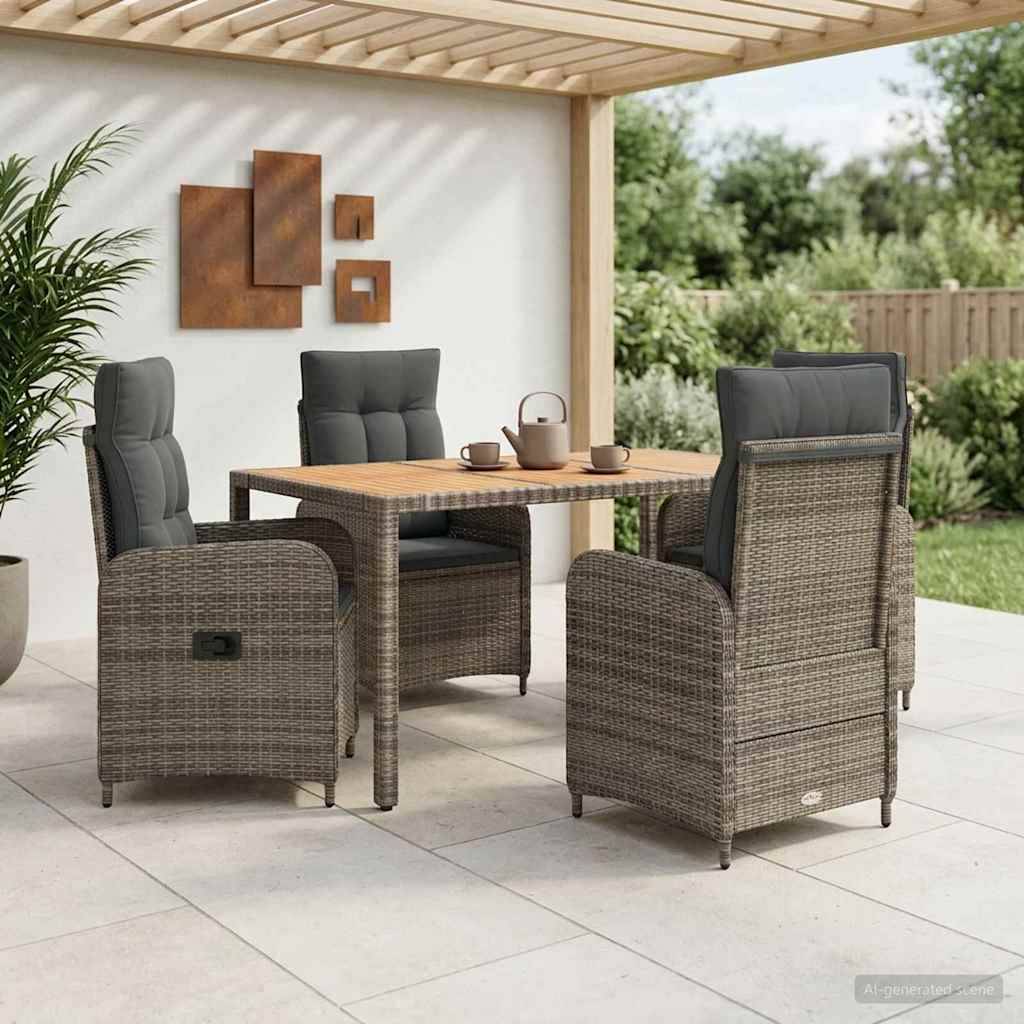 Esszimmer-Set für die Außenterrasse mit vier geflochtenen Rattanstühlen und einem quadratischen Tisch unter einer Pergola, gezeigt in einem modernen Hinterhof.