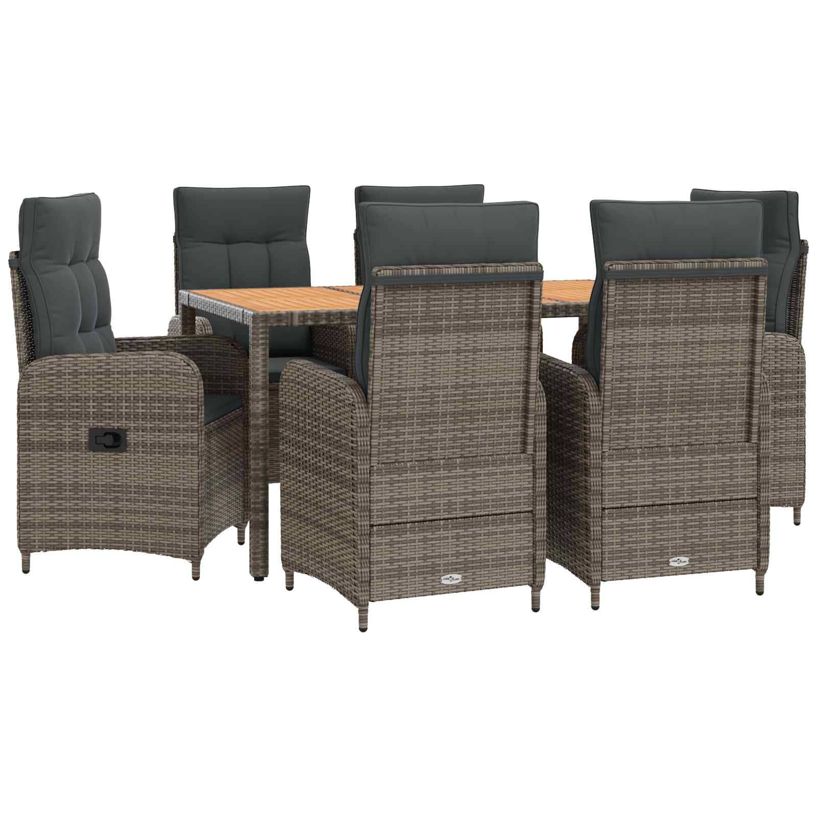 Essbereich für Terrasse mit sechs Korbsesseln um einen rechteckigen Tisch mit Holzplatte auf weißem Hintergrund.