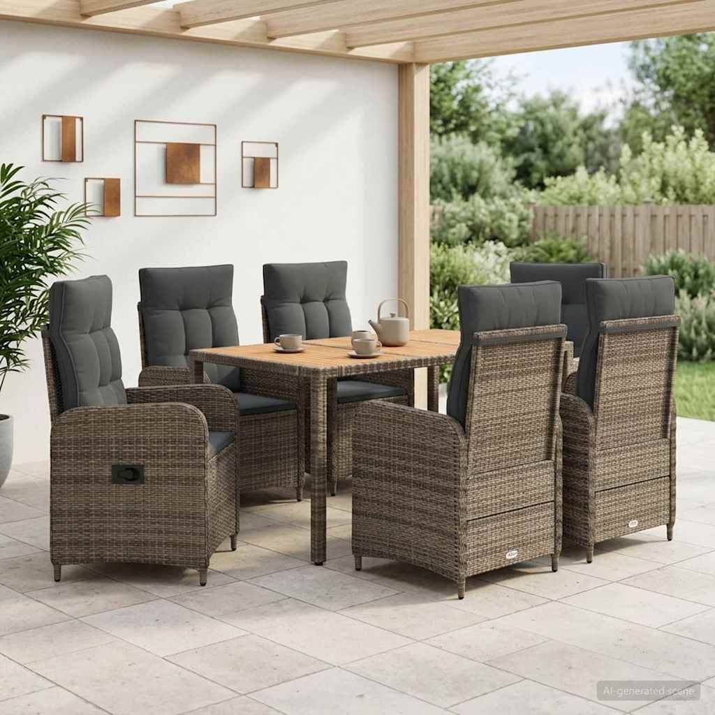 Gartenmenage im Freien mit acht Korbstühlen um einen quadratischen Tisch auf einer überdachten Terrasse mit Gartenblick.