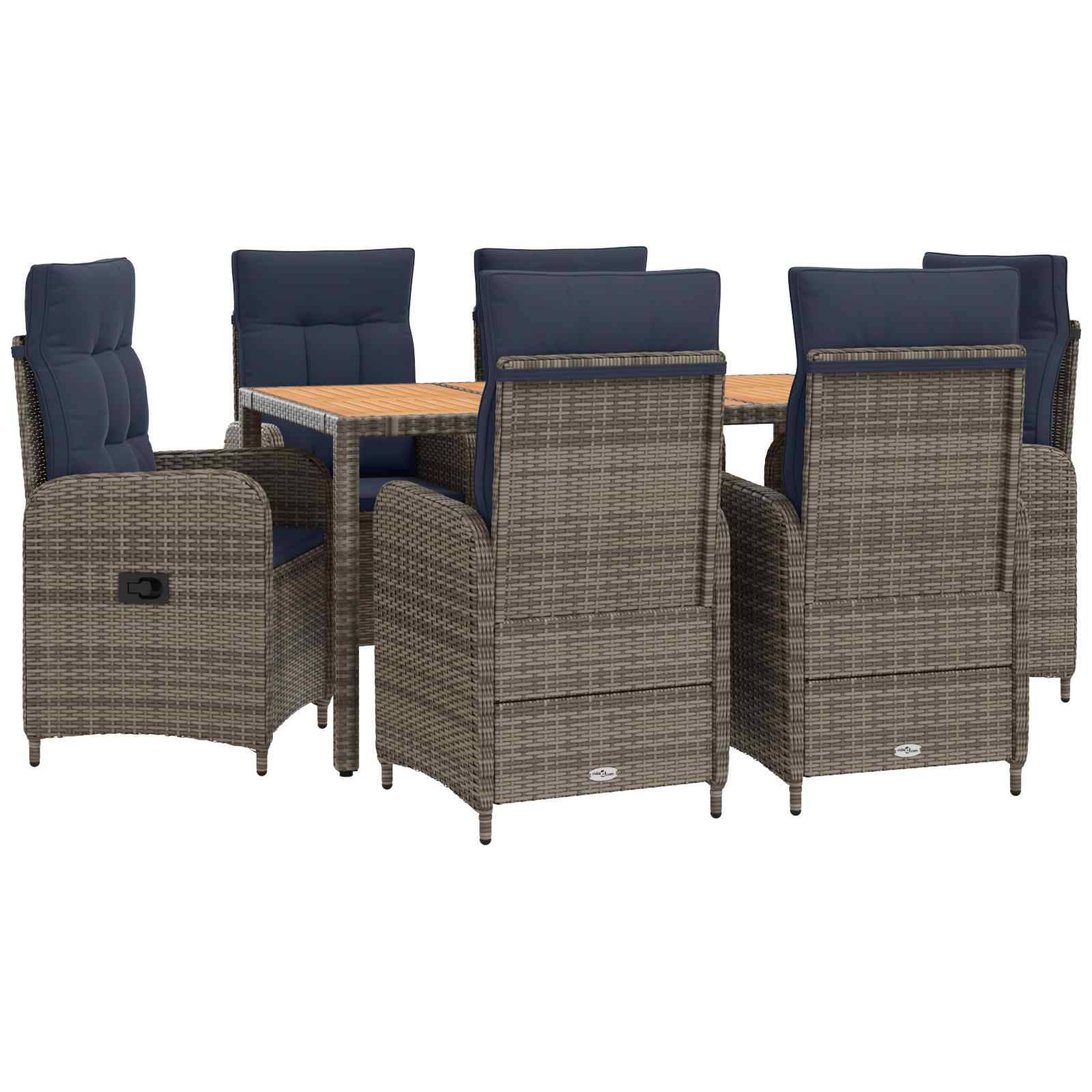 Gartenlounge-Set für die Terrasse mit sechs gewebten Rattanstühlen um einen quadratischen Tisch, mit marineblauen Kissen und Sesseln mit hoher Rückenlehne.