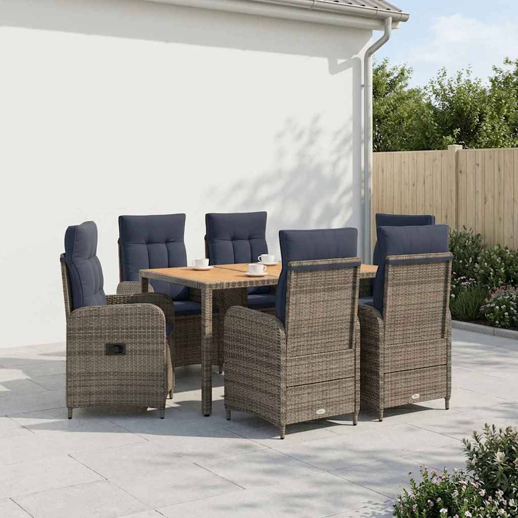 Outdoor-Rattangarnituren mit sechs gepolsterten Stühlen um einen quadratischen Tisch auf einer Terrasse neben einem weißen Haus und einem Holzzaun.