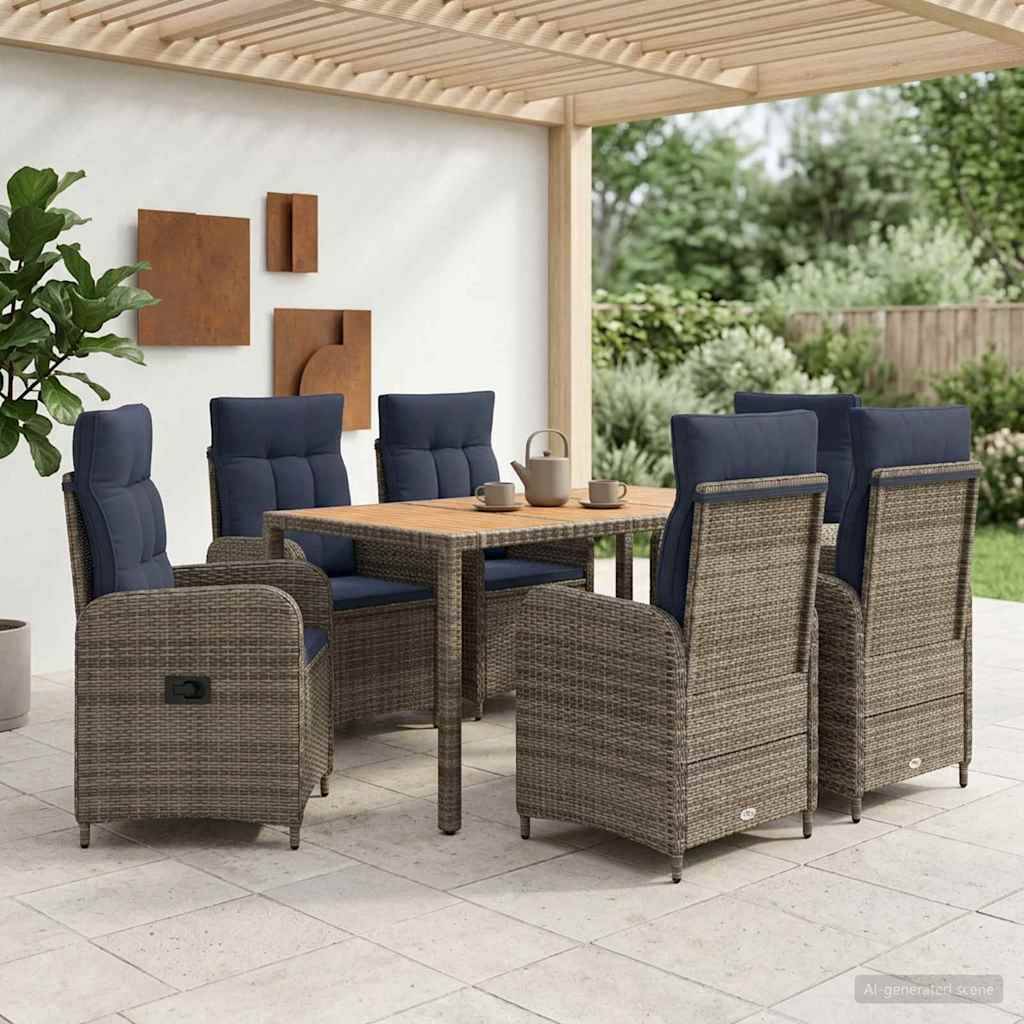 Outdoor-Terrassenesstisch mit sechs Korbstühlen und marineblauen Kissen um einen quadratischen Tisch unter einer Pergola.
