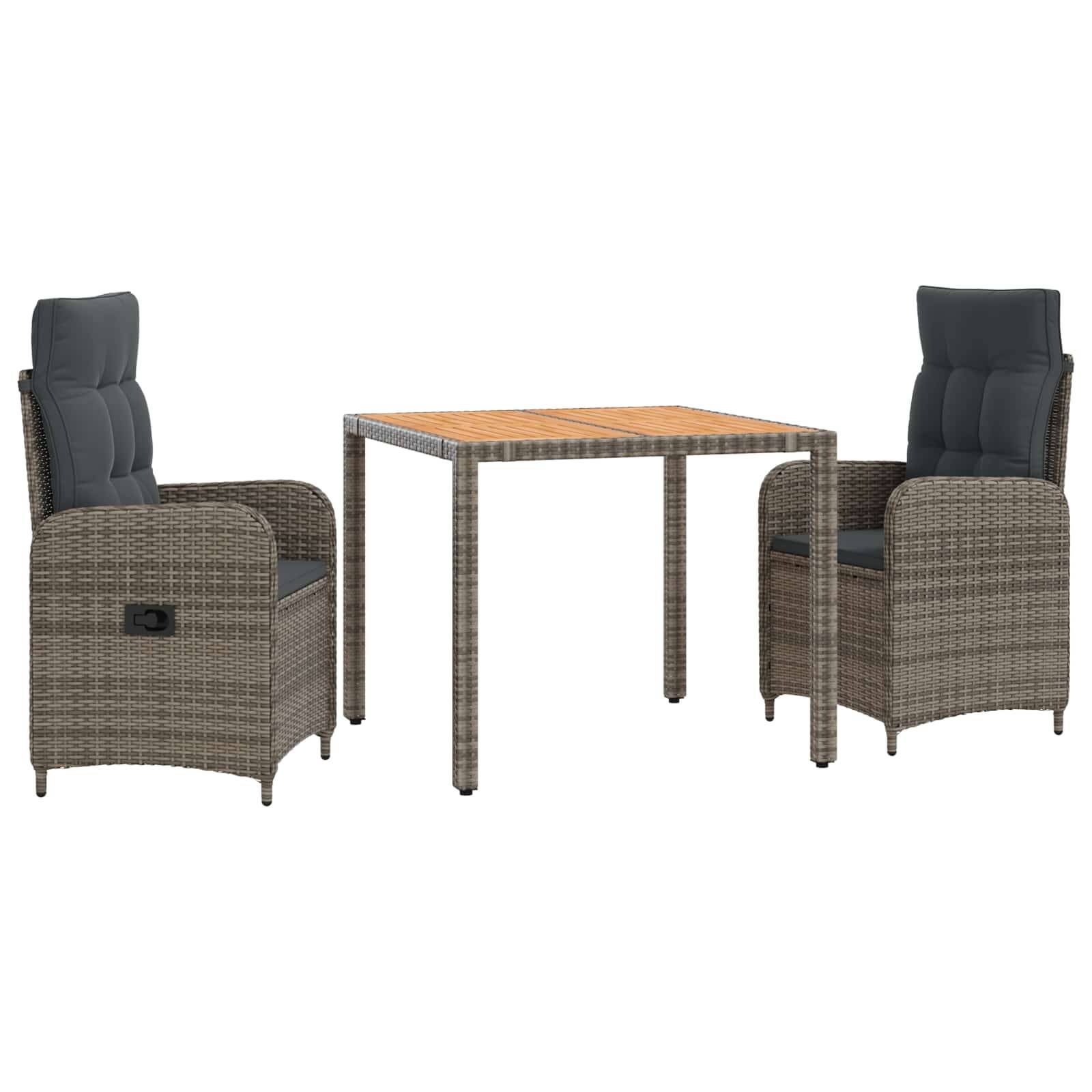 Esszimmerset für die Terrasse mit zwei Korbsesseln und einem quadratischen Tisch auf weißem Hintergrund.