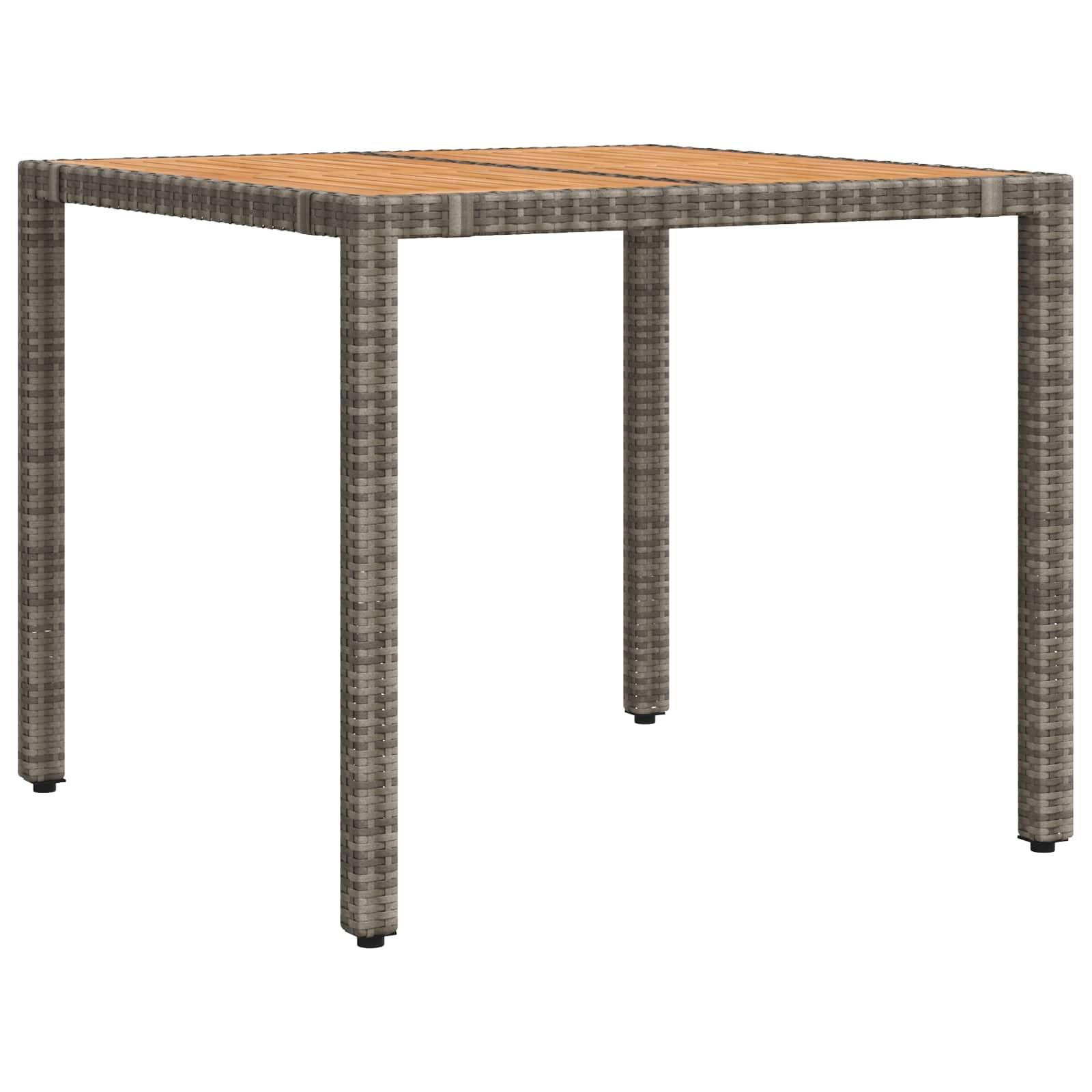 Quadratischer Outdoor-Tisch mit geflochtenem braunem Gestell und Platte mit Holzoptik und Lamellen, shown on a white background.
