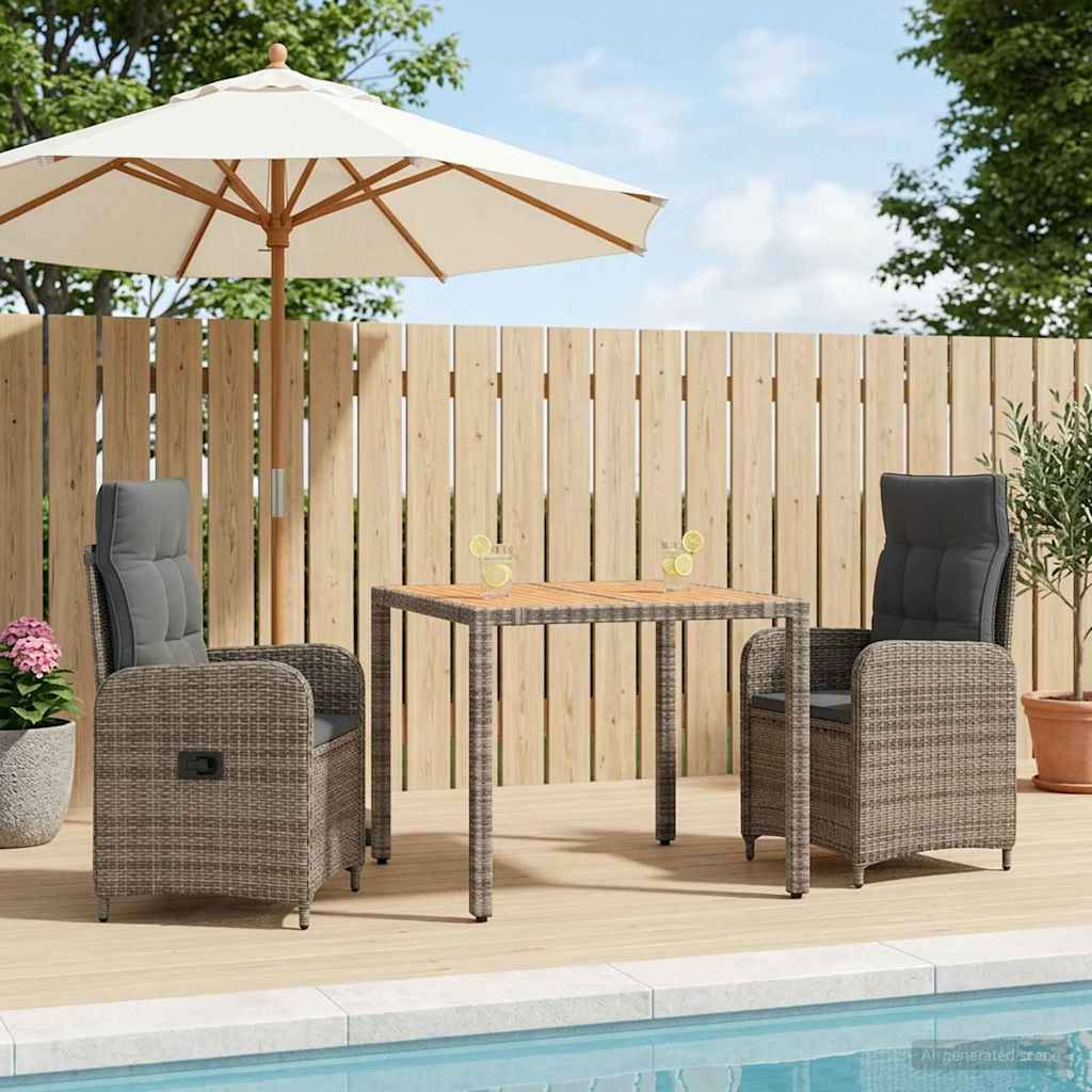 Gartenmöbelset neben einem Pool: zwei Korbstühle und ein kleiner Tisch unter einem weißen Sonnenschirm neben einem Holzzaun.