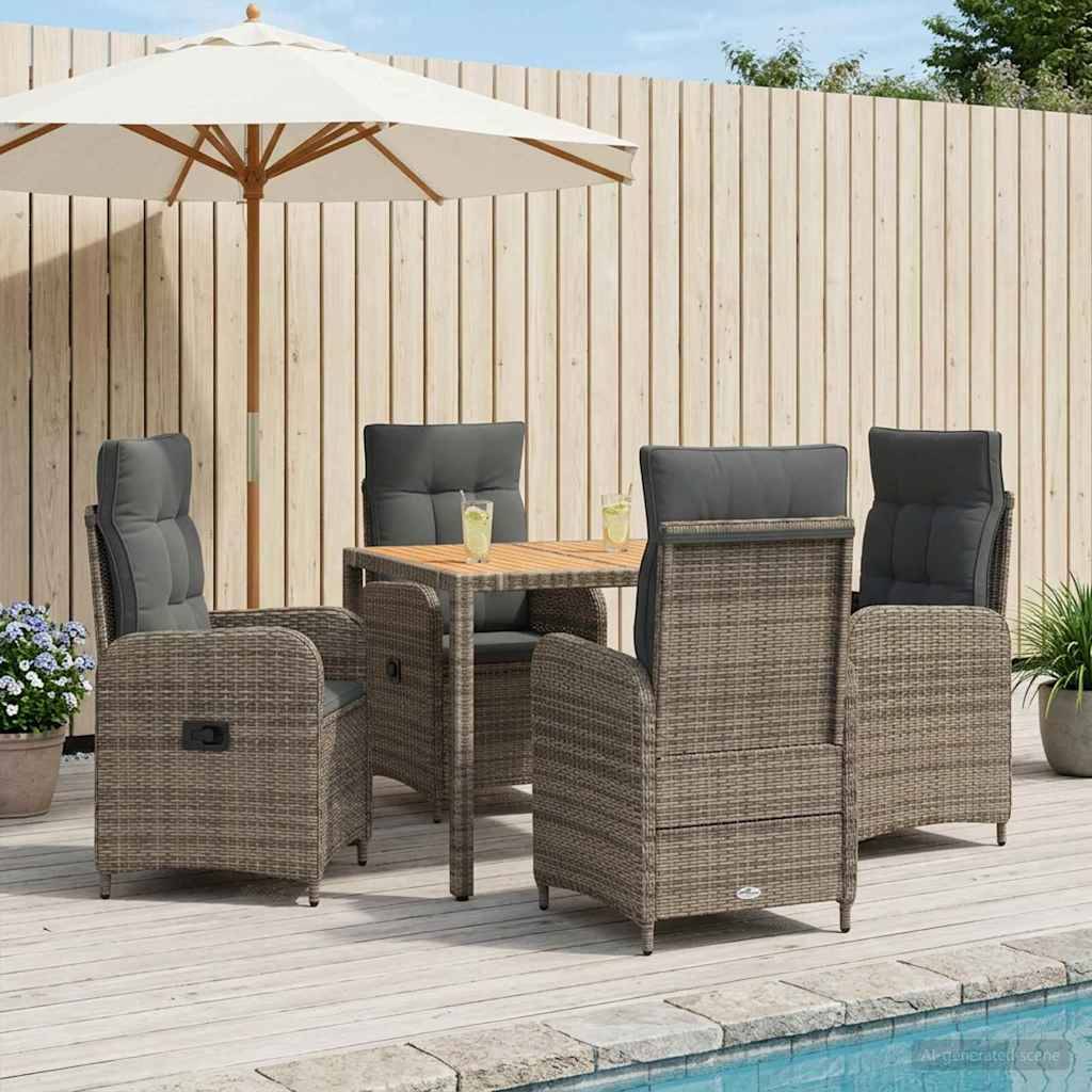 Outdoor-Esszimmer-Set auf der Terrasse mit vier Korbstühlen und einem quadratischen Tisch unter einem weißen Sonnenschirm auf einer Holzterrasse.