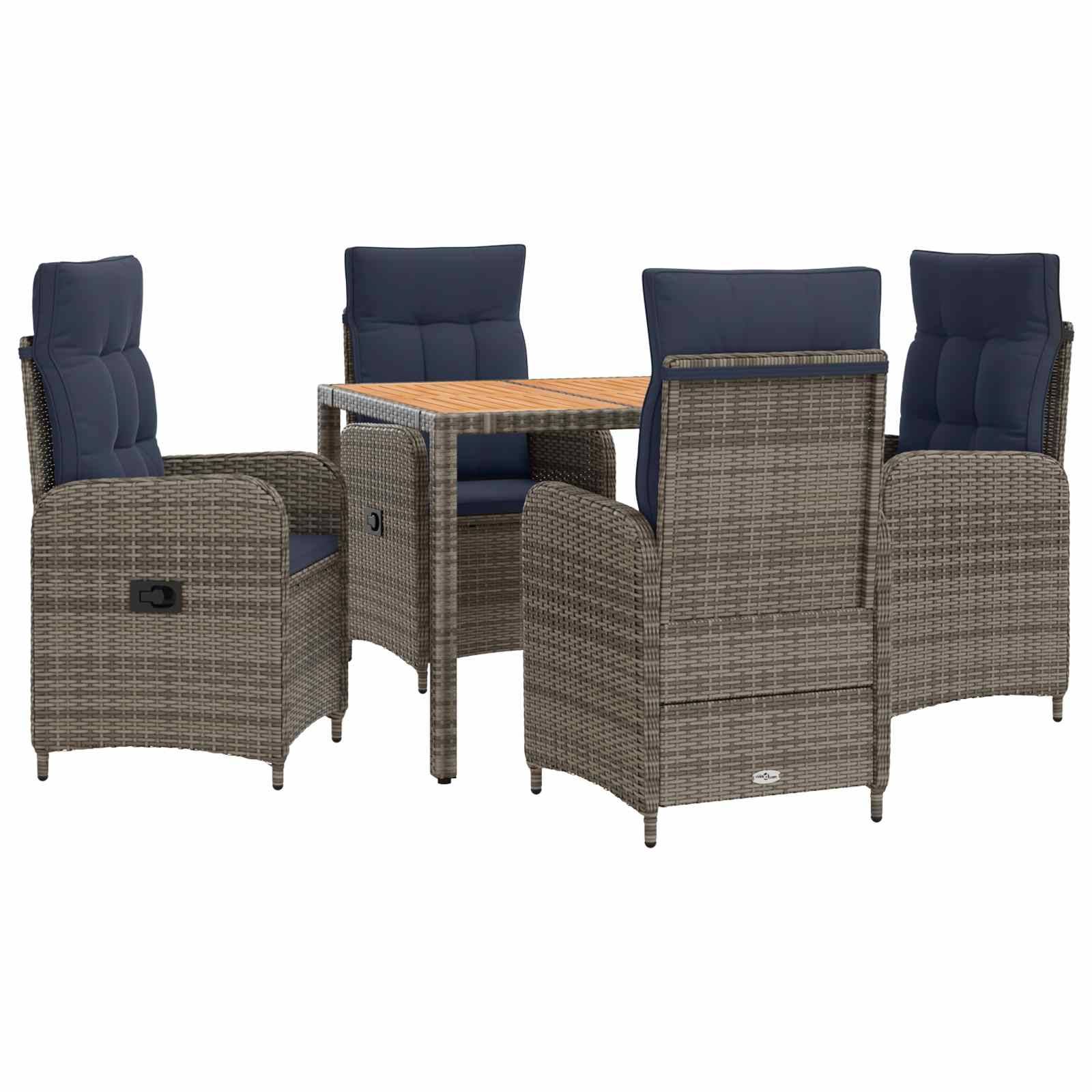 Essbereich für die Terrasse im Freien mit vier Korbsessel und einem quadratischen Tisch, mit dunkelblau gepolsterten Kissen und einer Tischplatte mit Holzoptik.