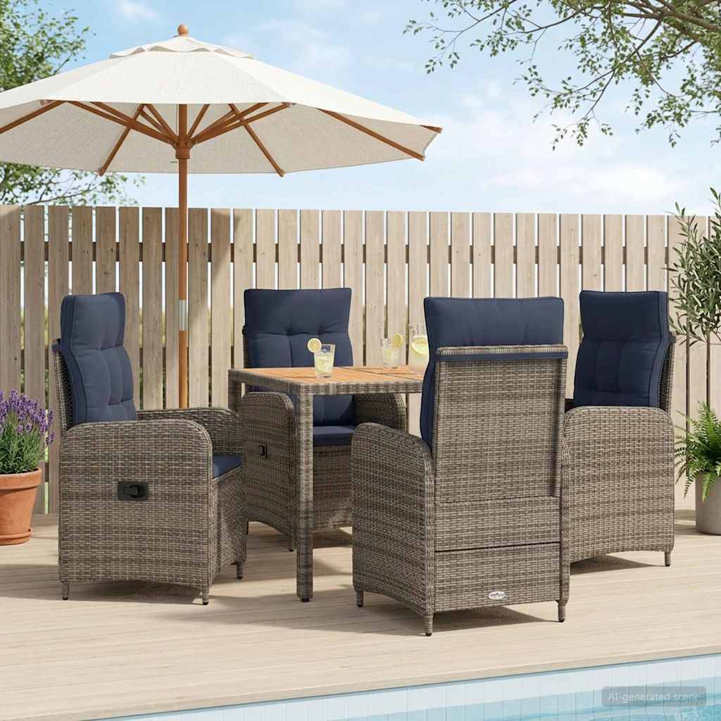 Esszimmer-Set für die Terrasse mit sechs Korbstühlen um einen Holztisch unter einem großen weißen Sonnenschirm vor einem Holzzaun.