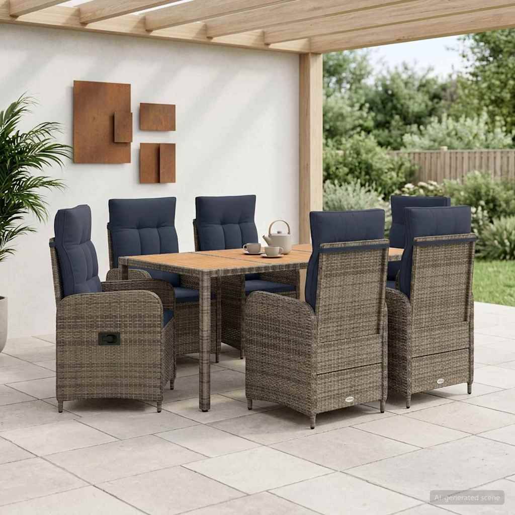 Outdoor-Essbereich mit sechs geflochtenen Stühlen um einen quadratischen Tisch unter einer überdachten Pergola, dargestellt in einer Gartenanlage im Hinterhof.