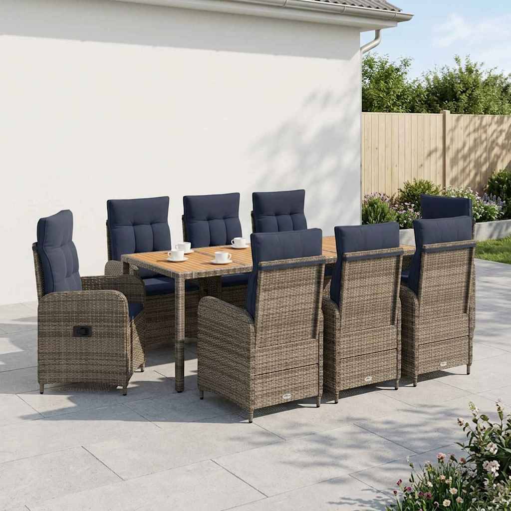 Esszimmergarnitur für die Terrasse mit acht gepolsterten Korbstühlen um einen quadratischen Tisch auf einer Steinterrasse