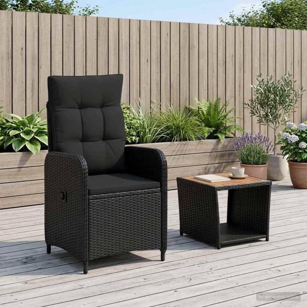 Schwarzer Korbsessel für den Außenbereich mit Kissen neben einem kleinen passenden Beistelltisch auf einer Holzterrasse, mit Blumenkübeln und einem Zaun im Hintergrund.