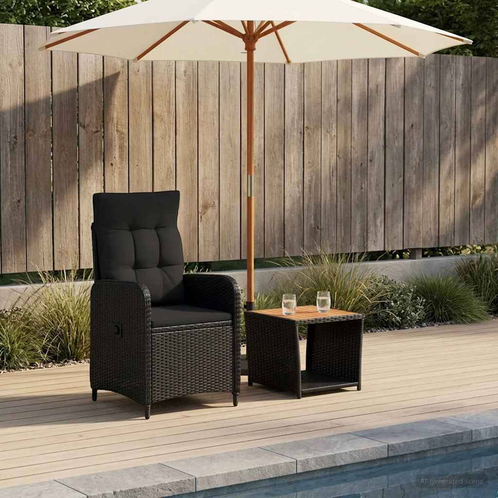 Sitzbereich auf der Terrasse mit einem gepolsterten schwarzen Rattansessel, kleinem Beistelltisch mit zwei Gläsern und einem großen weißen Sonnenschirm neben einem Holzzaun.