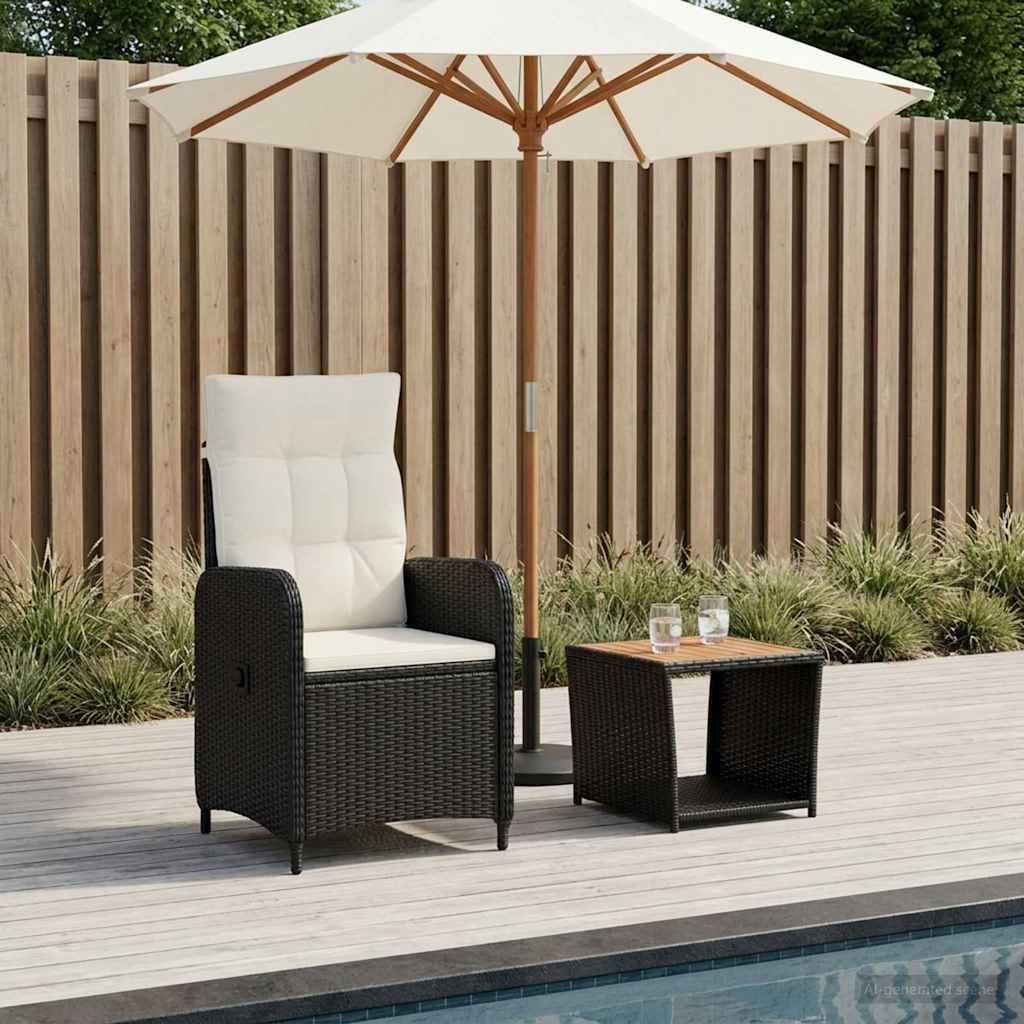 Außenbereich mit Terrasse mit gepolstertem Korbstuhl, kleinem Beistelltisch mit Getränken und großem weißem Schirm neben einem Pool und Holzzaun.
