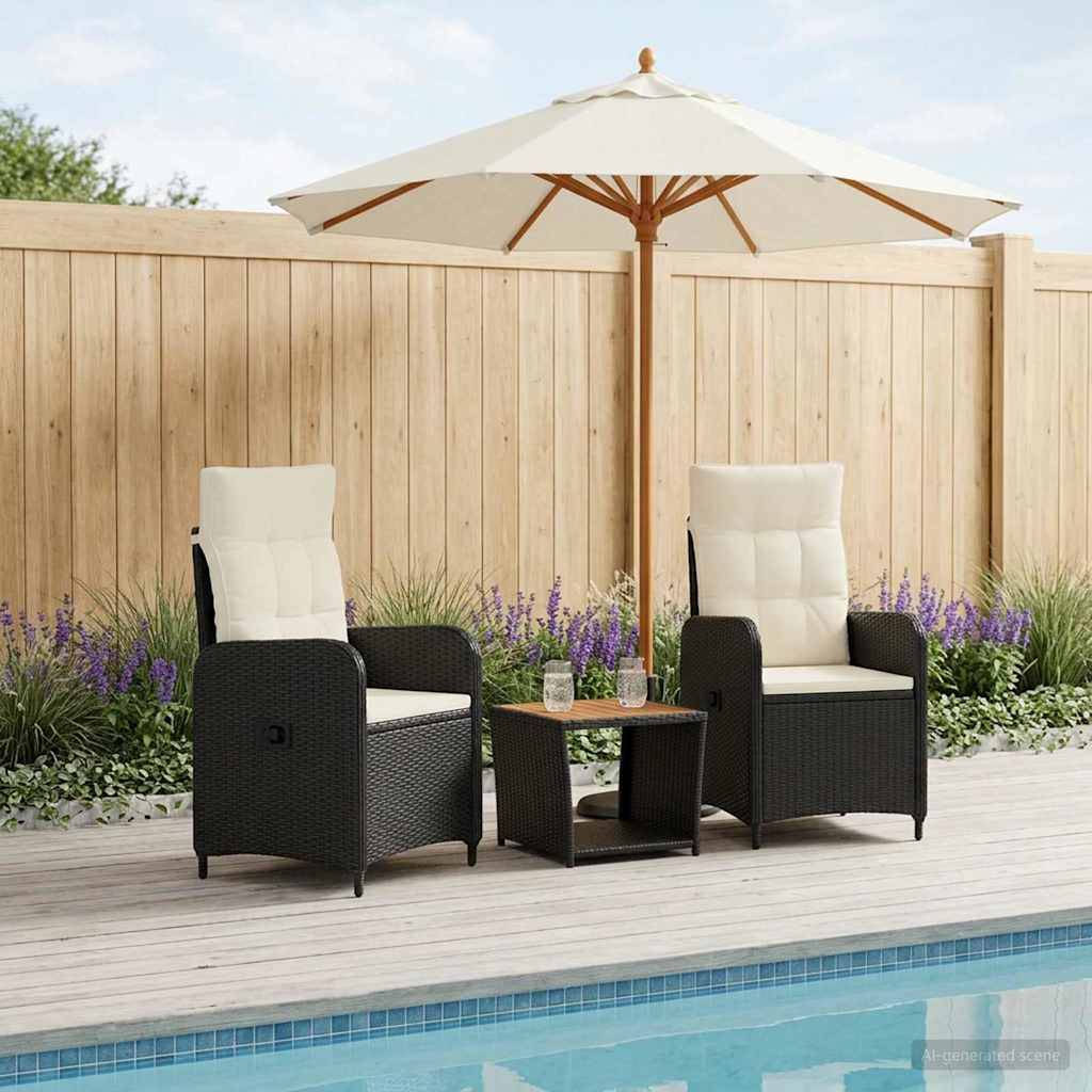 Zwei Outdoor-Korbloungesessel mit einem kleinen Tisch und einem Schirm auf einer Terrasse neben einem Pool, mit einem Holzzaun und Blumen im Hintergrund.