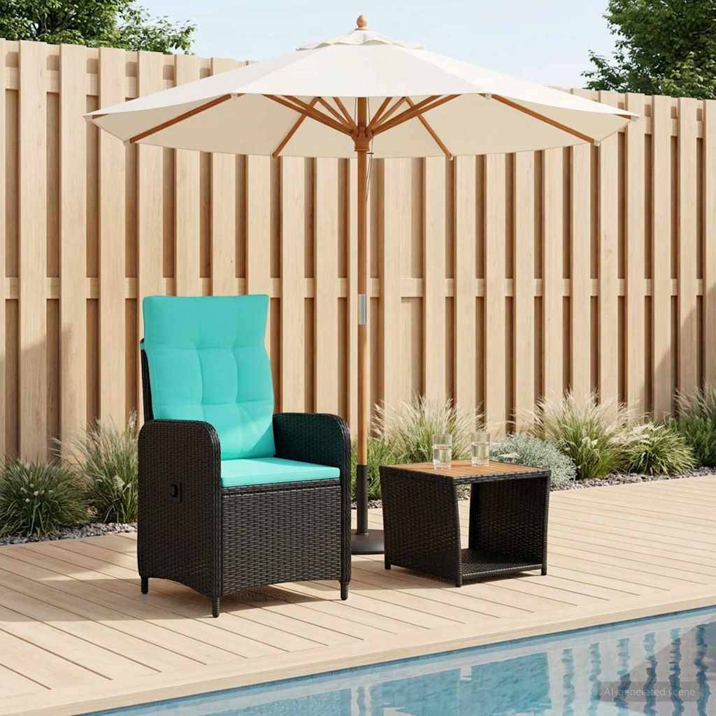 Terrassen-Lounge am Poolbereich mit türkisfarbener gepolsterter Liege, kleinem Tisch und großem Sonnenschirm auf einer Holzterrasse neben einem Zaun.