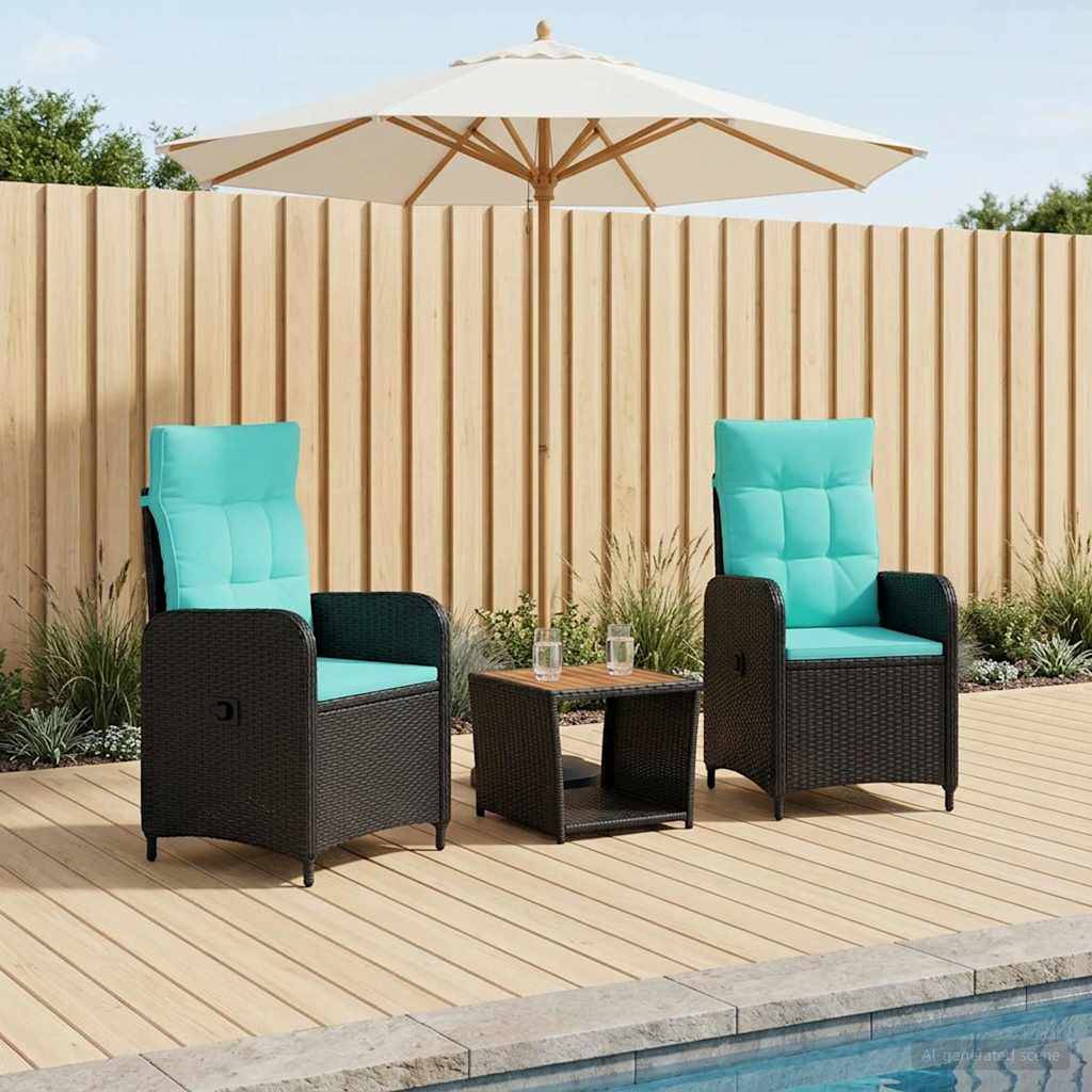 Zwei gepolsterte Outdoor-Stühle mit einem kleinen Tisch und Sonnenschirm neben einem Pool auf einer Holzterrasse, was auf einen entspannten Terrassensitzbereich hindeutet.