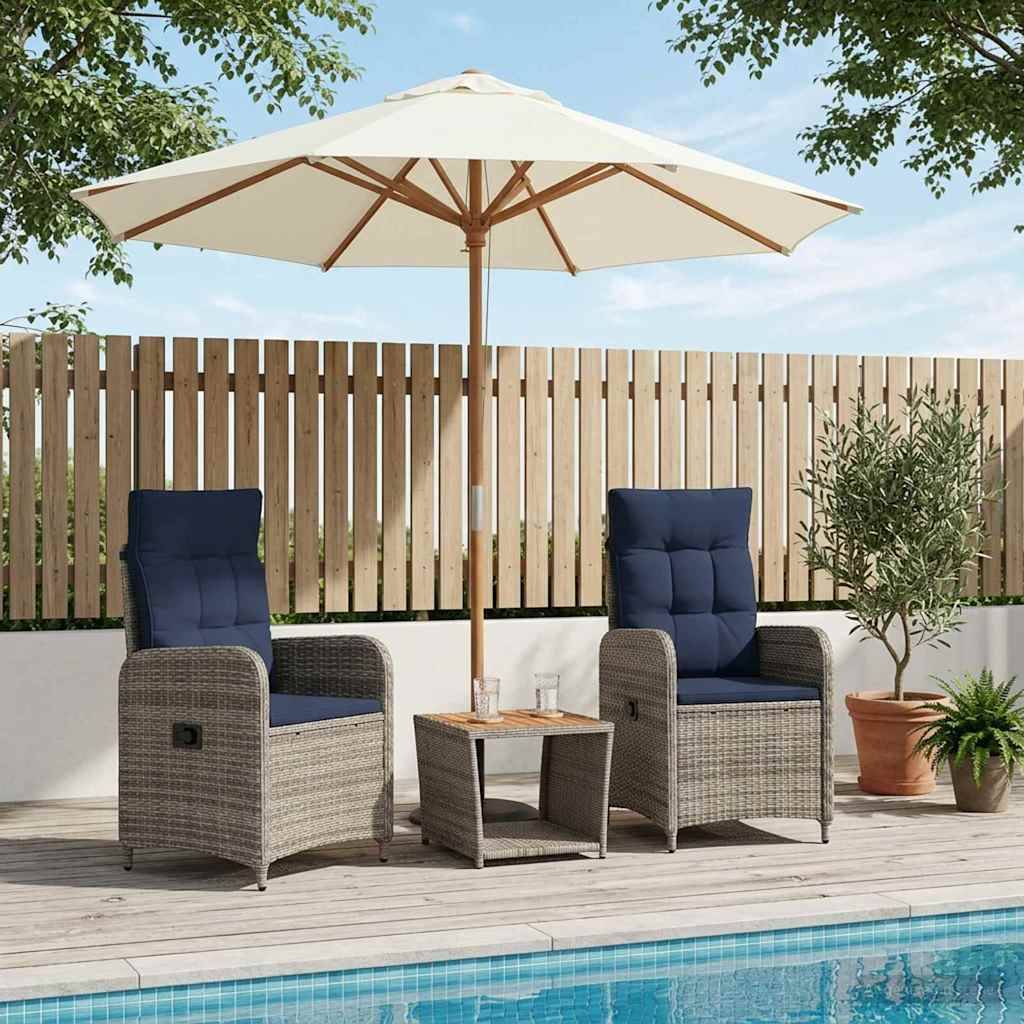 Zwei gepolsterte Korbsessel mit einem kleinen Tisch unter einem Terrassenschirm neben einem Schwimmbecken, mit Topfpflanzen und einem Holzzaunhintergrund.
