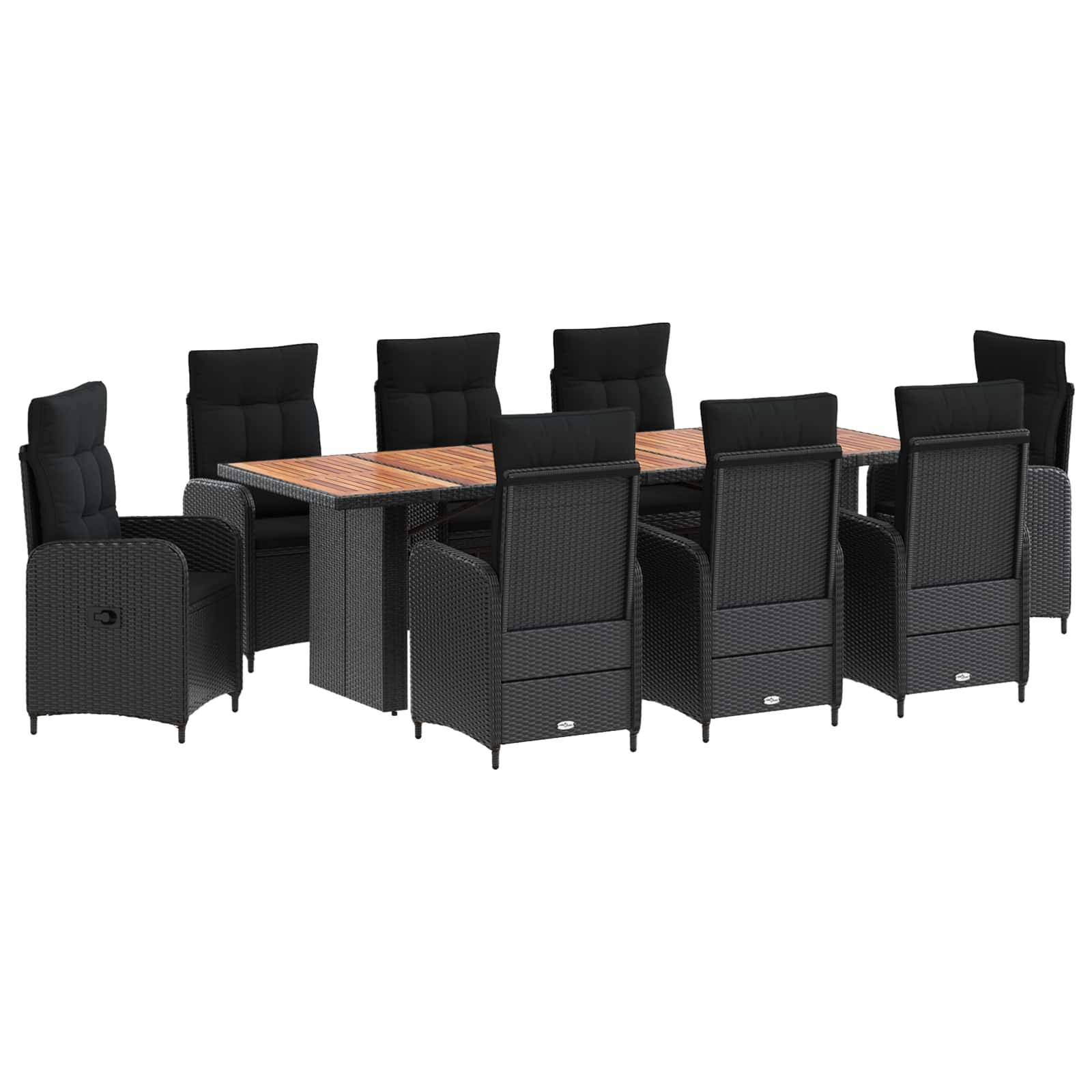 Outdoor-Essgruppe mit acht schwarzen Rattan-Stühlen um zwei rechteckige Holztische.