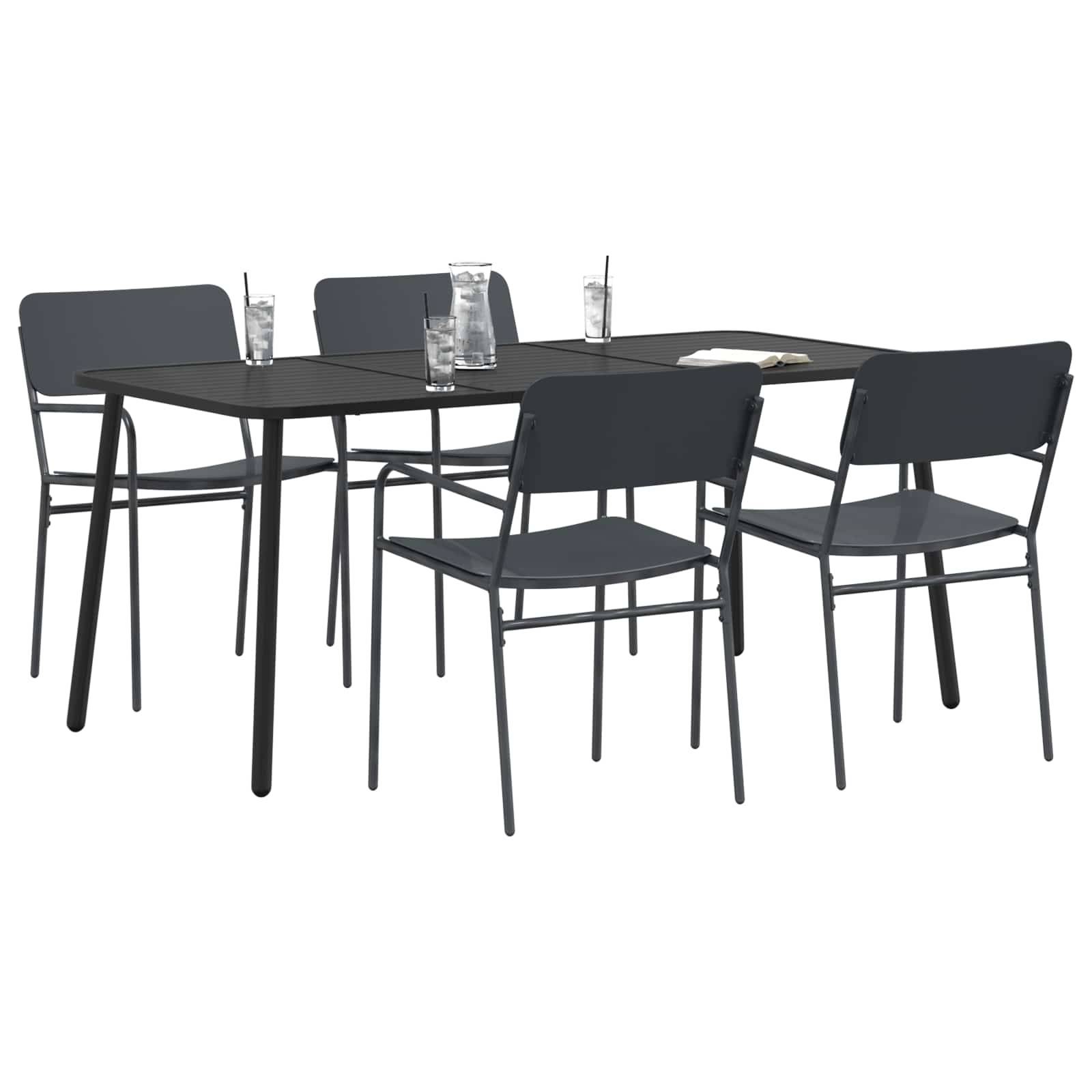 Schwarzes Außenessset mit rechteckigem Tisch und vier passenden Stühlen auf weißem Hintergrund, mit Gläsern und einer Karaffe auf dem Tisch.