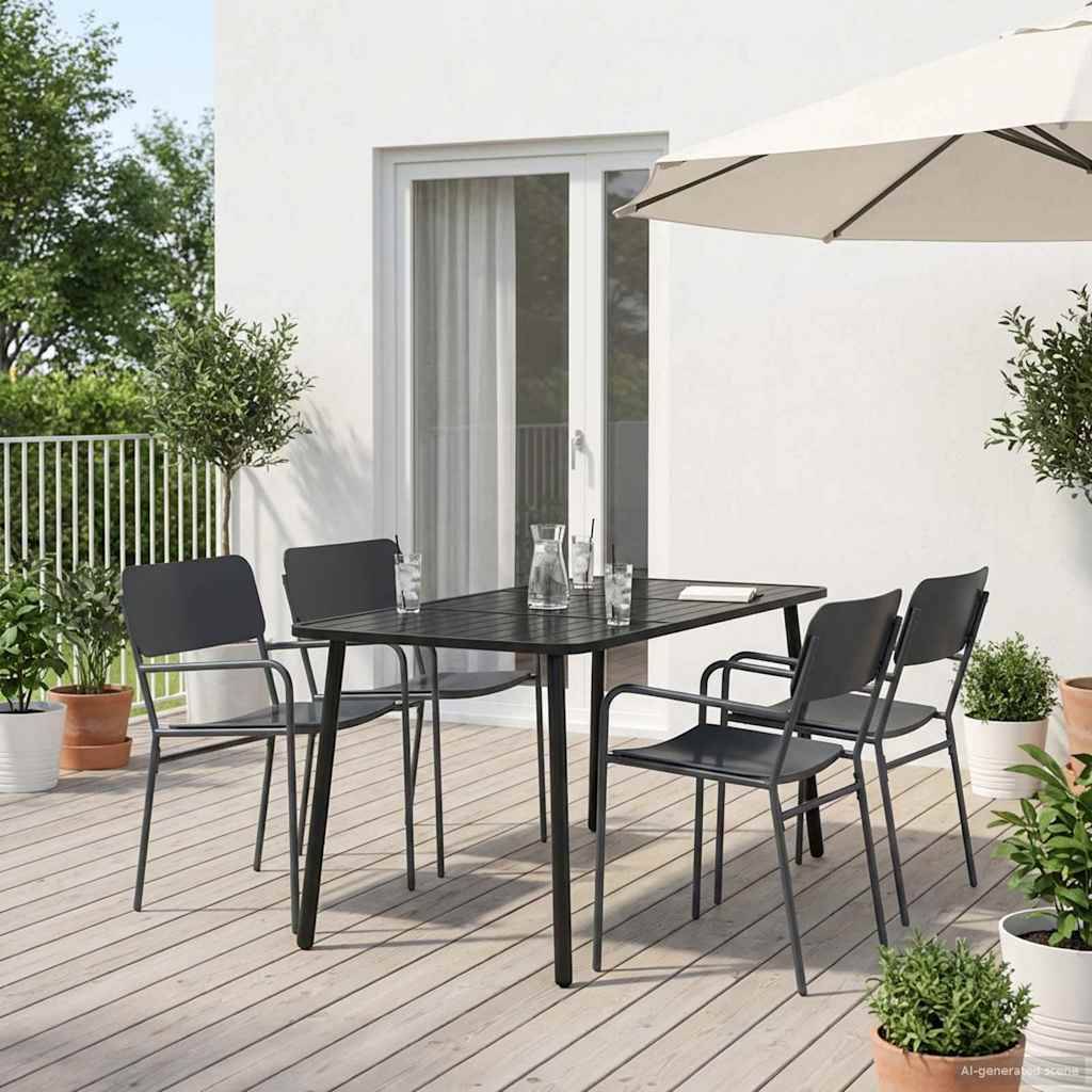 Essbereich im Freien mit schwarzem Tisch und vier Stühlen auf einer Holzterrasse neben einem weißen Haus unter einem beigen Sonnenschirm.