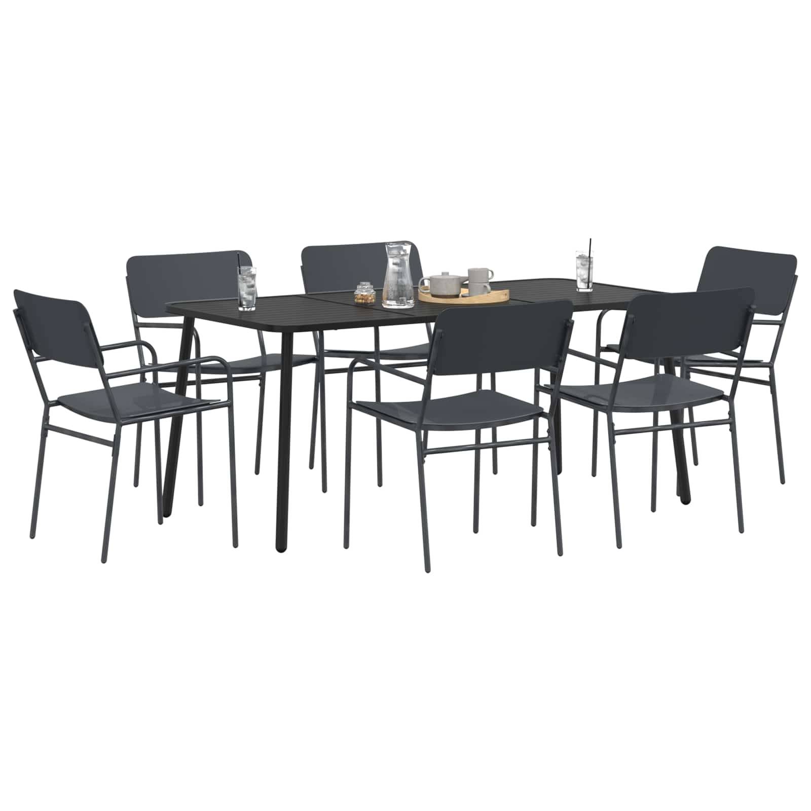 Schwarzes Outdoor-Essset mit sechs Stühlen um zwei quadratische Tische angeordnet, gezeigt mit einem Glaskrug, Tassen und einem Serviertablett.