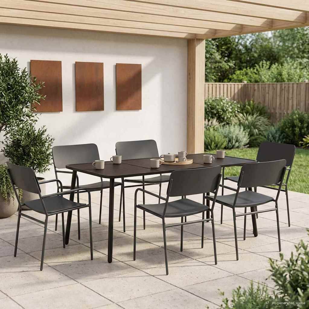 Esszimmer im Freien mit einem dunklen rechteckigen Tisch, sechs Stühlen und Tassen auf dem Tisch unter einer überdachten Terrasse, mit Gartengrün dahinter.