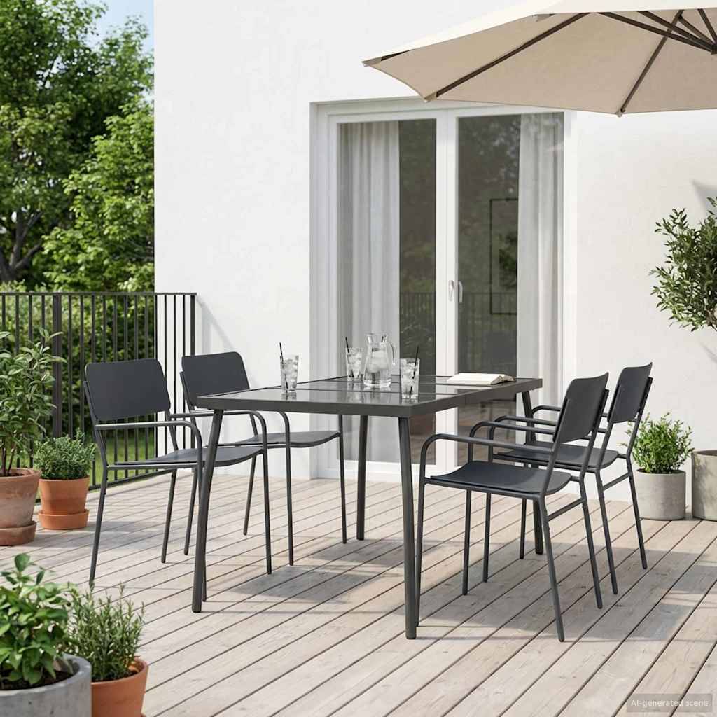 Gartenessgarnitur im Freien mit schwarzem Tisch und vier Stühlen auf einer Holzterrasse neben einem weißen Haus, mit Sonnenschirm und Topfpflanzen.