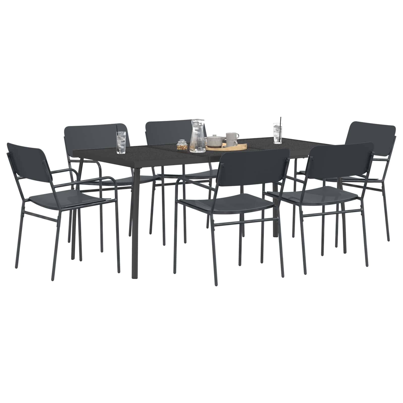 Schwarzer rechteckiger Tisch, umgeben von sechs schwarzen Stühlen, mit Gläsern, einer Kanne, Tassen und einem kleinen Tablett auf der Tischplatte.