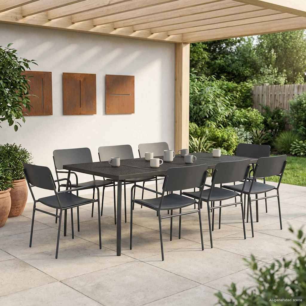 Außenbereich zum Essen auf der Terrasse mit einem schwarzen Tisch und acht Stühlen unter einer Holzpergola, angebracht neben einem Garten und Wanddekoration.