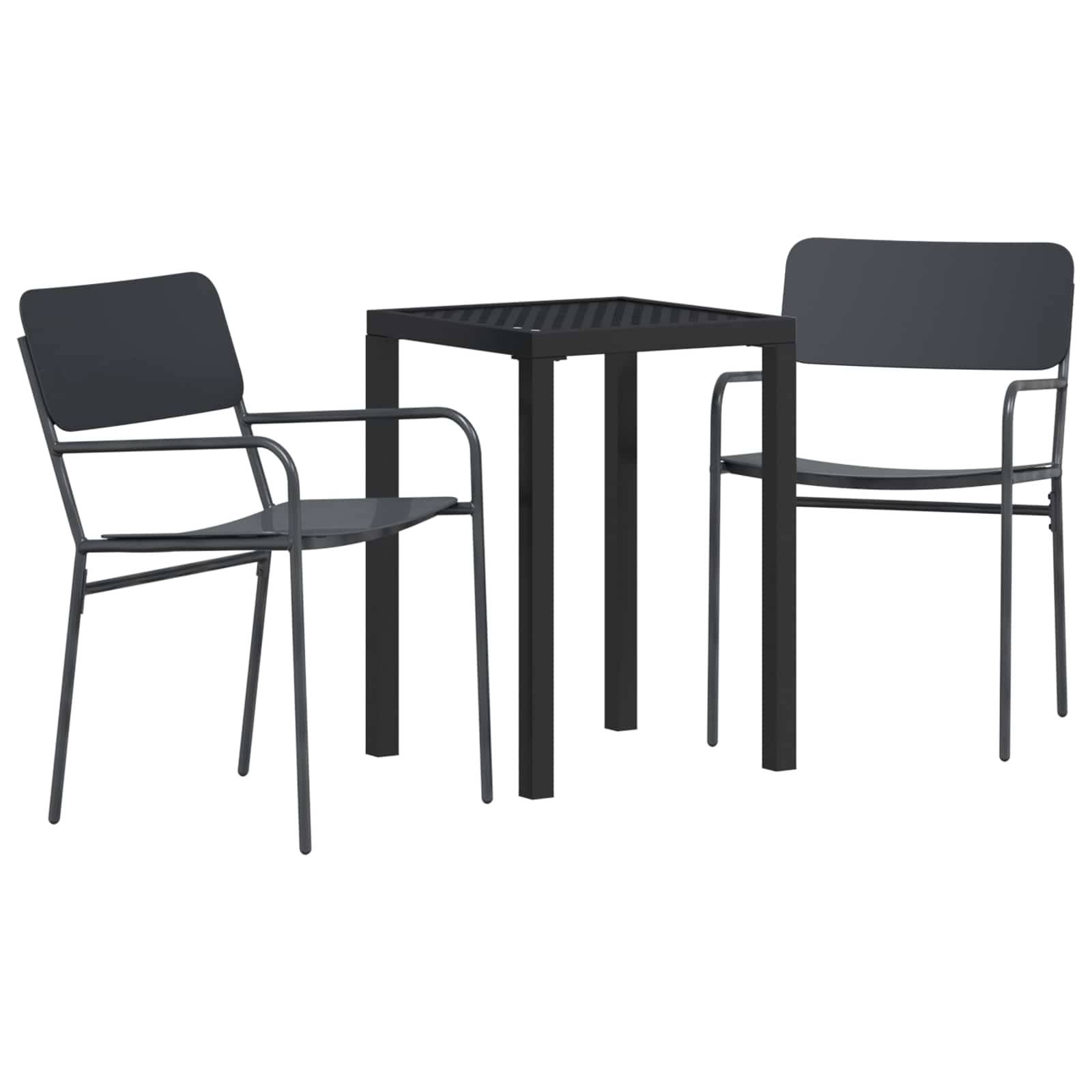 Zwei schwarze moderne Stühle, die sich einem kleinen quadratischen Tisch auf weißem Hintergrund gegenüberstehen.