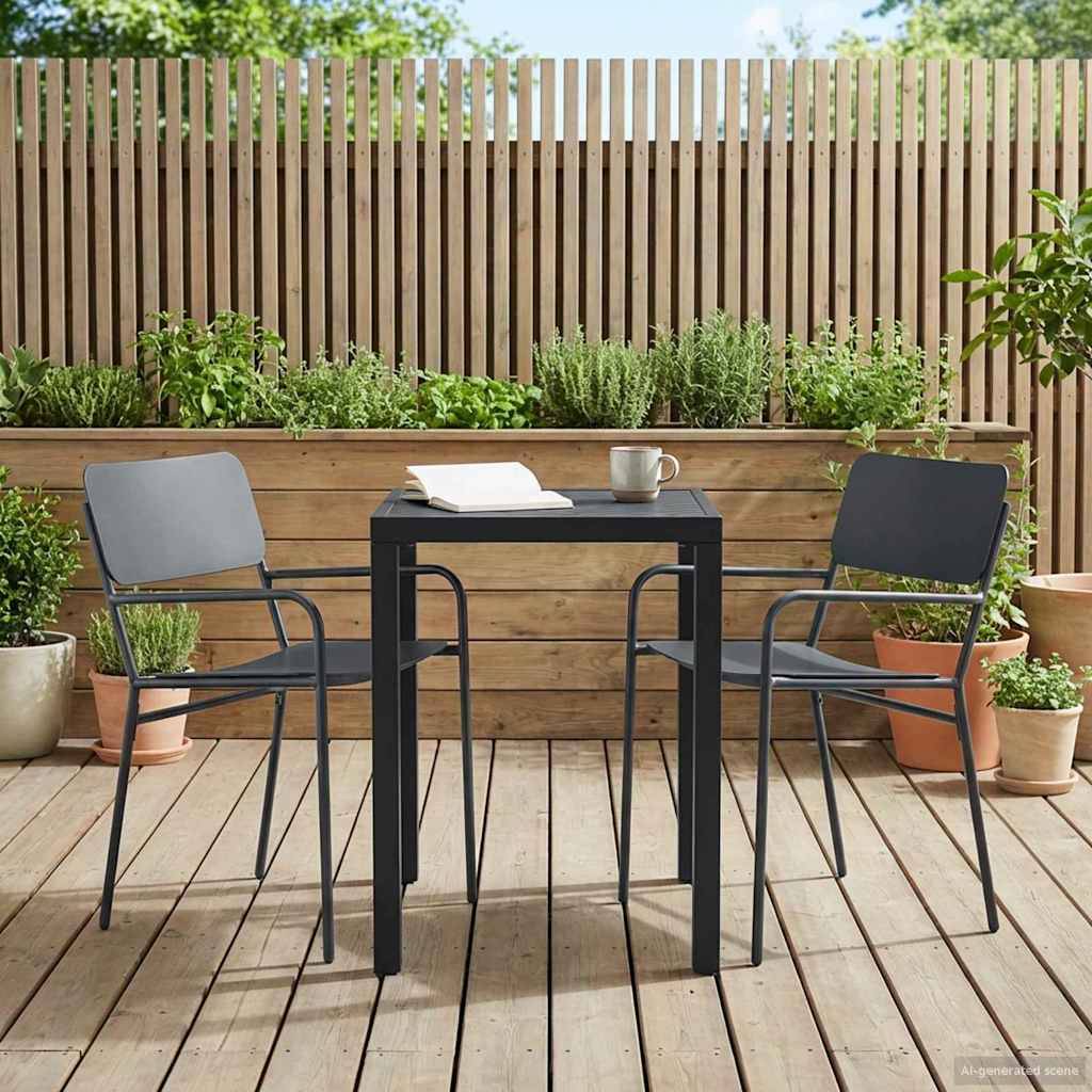Überdachter Terrassenbereich im Freien mit zwei Stühlen und einem kleinen Tisch, auf dem ein aufgeschlagenes Buch und eine Kaffeetasse stehen, umgeben von Topfpflanzen und einem Holzzaun.