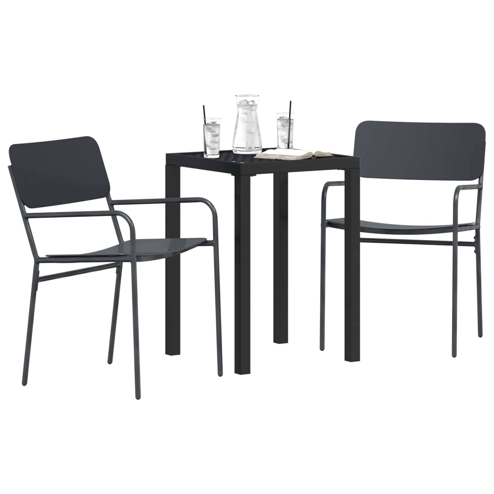 Zwei schwarze Metallsessel stehen sich gegenüber und sind auf einen kleinen schwarzen quadratischen Tisch ausgerichtet, der mit Gläsern, einer Kanne und einer Serviette auf weißem Hintergrund eingedeckt ist.