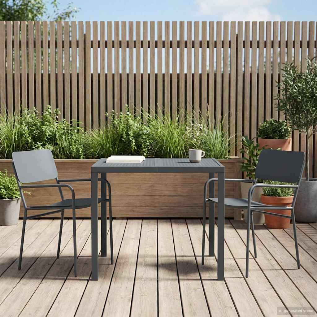 Gartenmöbelset im Freien mit zwei grauen Stühlen und einem quadratischen Tisch auf einer Holzterrasse, mit Topfpflanzen und einem Lattenzaun im Hintergrund.
